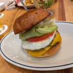 MEAT KITCHEN MEとYOU ビストロ酒場 - チェダーチーズバーガー1620円