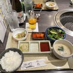 仔虎 - 焼肉ランチのお膳　ゴボウのナムルの小鉢　カクテキ　チョレギサラダ　ライス　スープ