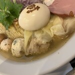 支那蕎麦 大丸 - 半熟卵とつくねとウズラの燻製卵と雲呑