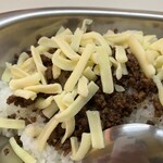 かれーの店 うどん  - ライス（チーズ・スパイシーひき肉トッピング）