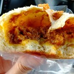 テンネンコウボパン ルバーブ - カレーパンの断面