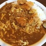 カレーハウス ＣｏＣｏ壱番屋 - フライドチキンカレー400㌘にチーズと納豆トッピングの図