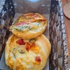 Ape - バジルトマト、ゴロゴロ野菜のチーズパン