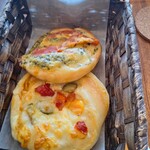 Ape - バジルトマト、ゴロゴロ野菜のチーズパン