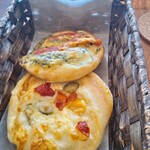 Ape - バジルトマト、ゴロゴロ野菜のチーズパン