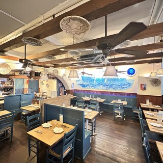 人々の交流の場として…。港町を感じる大人のためのレストラン
