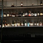 大阪ステーションホテル　メイン バー - カウンターの後ろに広がる酒棚