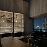 大阪ステーションホテル　メイン バー - カウンター側面の酒棚