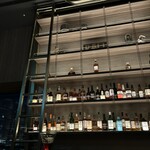 大阪ステーションホテル　メイン バー - 梯子つき酒棚