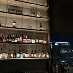 大阪ステーションホテル　メイン バー - 酒棚後ろに広がる夜景
