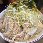 ラーメン二郎 - 小ぶた（1,070円）＋ネギ（120円）＋ニラキムチ（120円）＋味付玉子（120円）、ニンニクコール