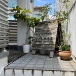 JOLIE - 階段登り切ると、古色蒼然たる看板がお出迎え。