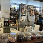 JOLIE - カウンターから厨房を望む。調味料入った小瓶がずらり。