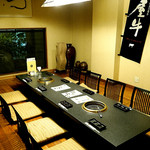 Yakinikutei Katsura - 完全個室は最大10名様OKです。中庭が見渡せる上品な空間です。お早めのご予約をお願いします。