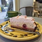 ア・ラ・カンパーニュ - 桜のタルト800円　
カフェラテ650円
　
ふわふわの桜クリームが絶品♡お店のインスタ見たら桜のティラミスらしい
です。