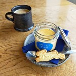 カフェ ヤット - 看板商品のプリンは固めと柔らかめ2種類　柔らかめで。とろとろで飲める〜

カフェオレめっちゃクリーミー

どっちも好みで美味しかったです。