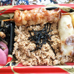 梅島銀座惣菜店 - 料理写真:鶏そぼろ弁当+焼き鳥