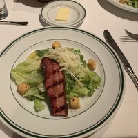 ウルフギャング・ステーキハウス 丸の内店 - ベーコンとよく合うサラダ