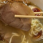 RAMEN ガモウスマイル - 中々分厚く切られたチャーシュー。食べ応えあります。