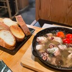 地酒と貝料理 海鮮浜焼き 浜や - 真蛸のアヒージョ(バゲット付き)