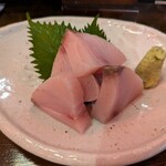 酒場かんかん - ブリの刺身も記念価格で300円！！肉厚！！