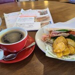 カッフェ ビアンコ - ハーフパニーニとコーヒーセット(1,000円) …コーヒーは、ホットorアイス選べます。