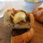 Maruyoshi Bakery - 夏野菜のバゲットキッシュの断面