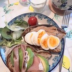 しかたらむかな - 以前に購入したみんなのパンを冷凍しておいたので、軽くトーストした上に、色々乗っけて食べました。どんなに美味しい具材でも、パンの美味しさが負けてない、ほんとに大好き