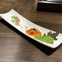 鉄板 日本橋 KITAZUMI - 前菜2種盛り合わせ-キャビアのせサーモン、鶏胸肉-