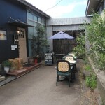 BETTER LIFE COFFEE+ROASTERS LABO - 入口前の空間