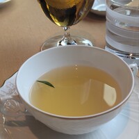 イル・リストランテ ニコ・ロミート - ベジタブル アブソリュート。お食事の前に、全てのゲストに供される一品です。人参、セロリ、玉ねぎをそれぞれ25kgずつも使用し、野菜の中心というか、本当に良いところのみを抽出したスープ。大好きです。