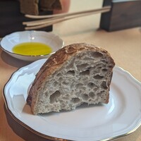 イル・リストランテ ニコ・ロミート - ニコロミートブレッド。世界共通のレシピで作られたカンパーニュ。
                      じゃがいもが全体の70％を占めており、外はカリッとしたクラスト、中はもっちぃ～りと柔らかな生地。