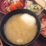 おもちの母屋 - 丸餅（お椀の中の右上の白いのがお餅ですｗ。）が1つ入ってておいしい