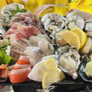 朝どれ地魚のお刺身盛り合わせやプリプリの生シラスを満喫◎