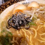 吟醸味噌らーめん まごころ亭 - 塩昆布が味噌スープに絶妙に合う