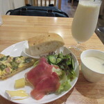 日本ワインバル サンスーシィ - 充実プレートセット1,300円、豆乳と梅シロップのスムージー410円