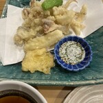 河太郎 博多駅店 - いか刺身の後造りで天ぷらに。手前は鹿児島のさつまいも（おまけ）。あおさ入りごま塩か、天つゆ。あおさがよく合います。