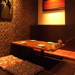 本格水炊きと博多もつ鍋 地鶏と九州料理 居酒屋 鳥邸 - 靴を脱いでおくつろぎいただけます。