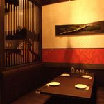 本格水炊きと博多もつ鍋 地鶏と九州料理 居酒屋 鳥邸 - 赤を基調にした和風の店内