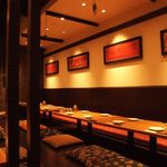 本格水炊きと博多もつ鍋 地鶏と九州料理 居酒屋 鳥邸 - 木のぬくもりあふれる店内