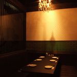 本格水炊きと博多もつ鍋 地鶏と九州料理 居酒屋 鳥邸 - 席と席の間はすべて仕切りがついています