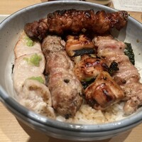 伊勢廣 京橋本店 - 肝、ささみ、つくね、もも身、皮が乗った豪華丼