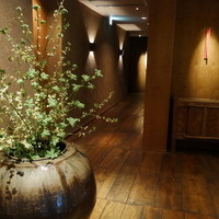 妙見石原荘 食菜石蔵 - 石蔵のエントランス内部。
