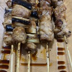 炭火やきとり 鳥信 - ねぎま(タレ)×3本
      もも(タレ)×2本