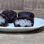 栄屋菓子舗 - 餡が薄く拡がっており中のお餅の存在感が立っています。他店のものと比べておーなるほどという感じでした