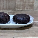 栄屋菓子舗 - こちらは栄屋さんのおはぎ。左のおき川さんと比べると色も形も違いますね