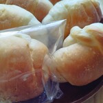 ベーカリー 風花風花 - 手前左がチョコ塩パン、手前右がトリュフ塩パン、あとは塩パン