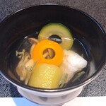 旅館 神仙 - 吸物（鱧・しめじ・順菜・ズッキーニ）