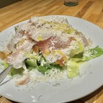 洋食 おがた - クルトンと自家製生ハムとレタスサラダ