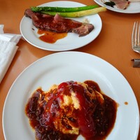 カフェトスカ - 対面調理のオムライスにローストビーフ ソースも美味しい